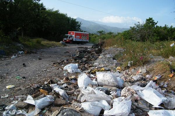 Uno de los vertederos clandestinos ubicados en el tramo que comunica a El Rancho con El Jícaro, El Progreso, con Cabañas, Zacapa. (Foto Prensa Libre: Héctor Contreras)