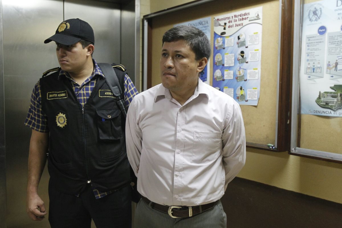 Jaime Mauricio Aguilar Garcia trabajador del Ministerio Público es capturado en la fiscalía de Amatitlán. (Foto Prensa Libre: Ministerio de Gobernación)