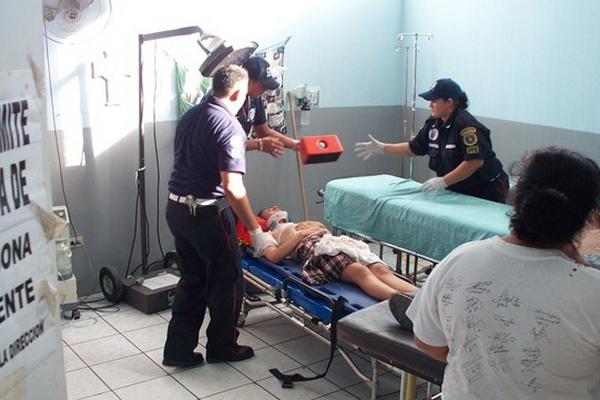 La jovencita fue trasladada hacia el hospital regional de Zacapa donde quedó internada. (Foto Prensa Libre: Julio Vargas)<br _mce_bogus="1"/>