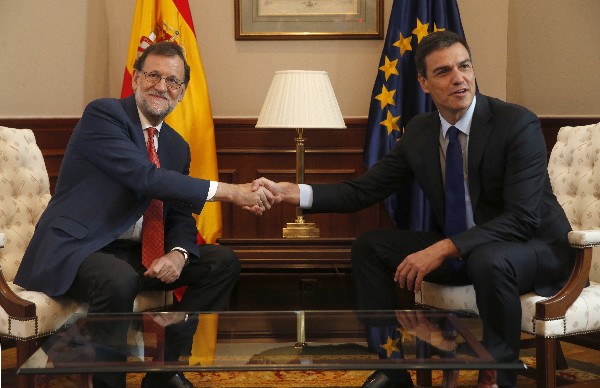 Mariano Rajoy (i), y Pedro Sánchez se saludan en la reunión en el Congreso. (Foto Prensa Libre:EFE).