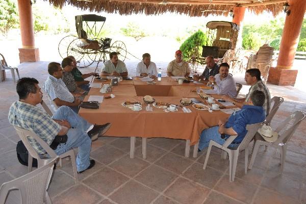 alcaldes y el gobernador de Chiquimula efectúan una reunión de  trabajo     en la cabecera.