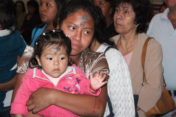 Los fieles católicos acuden a recibir la ceniza, ritual con el que da comienza la Cuaresma. (Foto Prensa Libre: Alejandra Martínez)