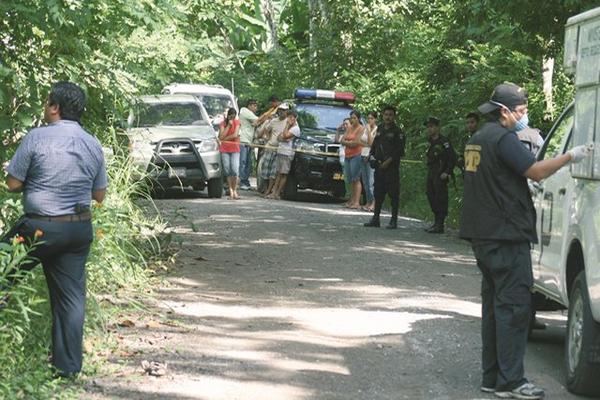 Agentes del MP y de la PNC recaban información en el sitio del crimen, en Puerto Barrios, Izabal. (Foto Prensa Libre: Edwin Perdomo)<br _mce_bogus="1"/>