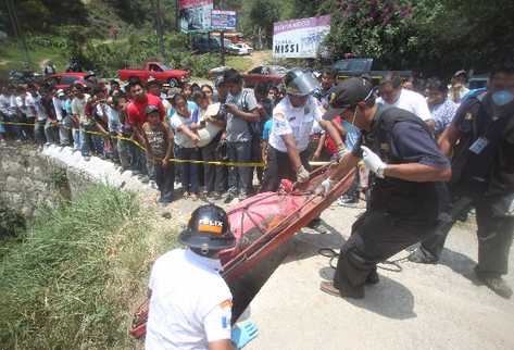 El cadáver de una mujer fue localizado dentro de un costal, en el kilómetro 20.5, carretera a San Juan Sacatepéquez.