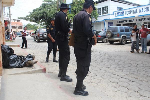 Policías resguardan el área donde murió el indigente. (Foto Prensa Libre: Óscar González)<br _mce_bogus="1"/>