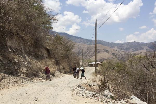 Caserío Chitomax,  de donde más de cien familias viajan a  ingenios.