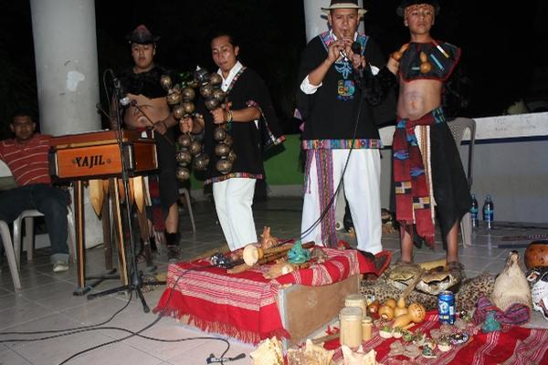 Integrantes del grupo Xajil, de San Juan Comalapa, Chimaltenango,  ejecuta música con instrumentos autóctonos durante festival folclórico  en Jutiapa. (Foto Prensa Libre: Óscar González)