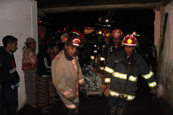 Socorristas trasladan uno de los dos cadáveres rescatados en aldea Pachaj, San Francisco El Alto,  Totonicapán. (Foto Prensa Libre: Édgar Domínguez)