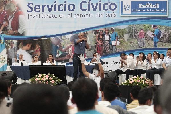 Otto PÉREZ Molina insta a miles de jóvenes a que se comprometan con el servicio cívico que prestarán, en acto realizado en el parque Érick Barrondo.