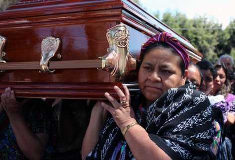 La Premio Nobel de la Paz Rigoberta Menchú carga en hombros el féretro de su hermana Lucía, en Xelajú. (Carlos Ventura)