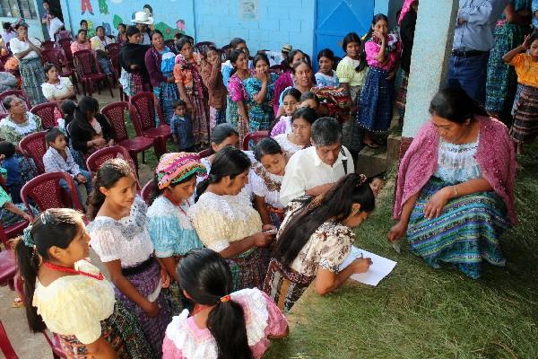 Vecinos de una  comunidad  de Chicamán, Quiché,  firman las actas en apoyo a cambio.