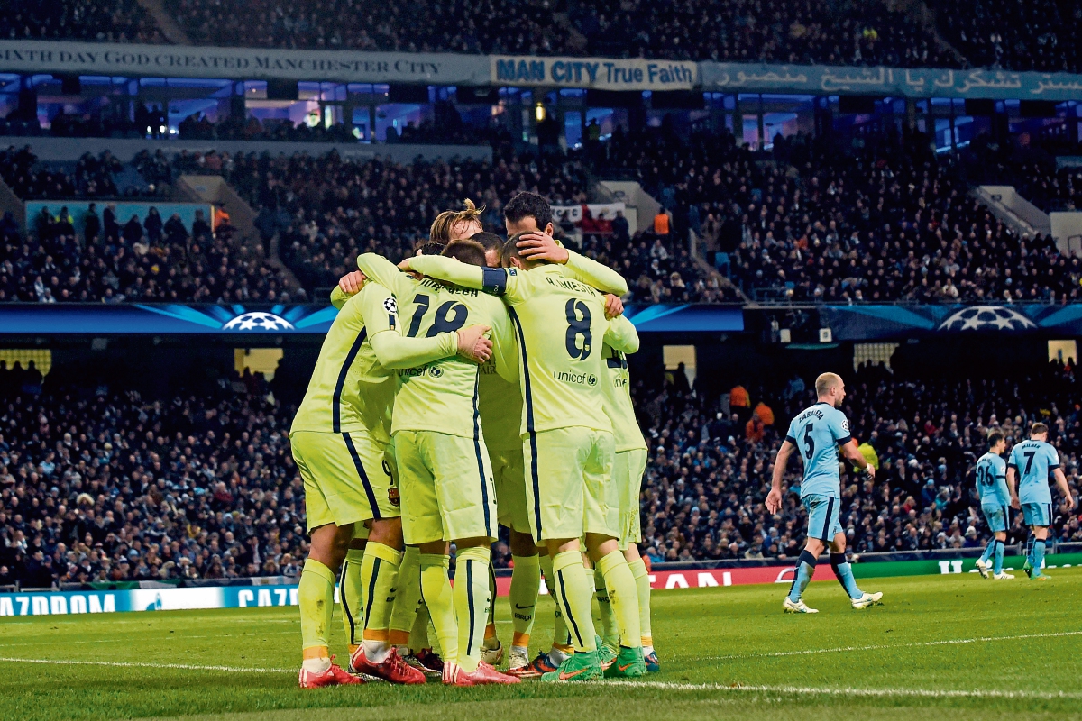 Luis Suárez celebra su primer gol en el juego contra el Manchester City. (Foto Prensa Libre: EFE)