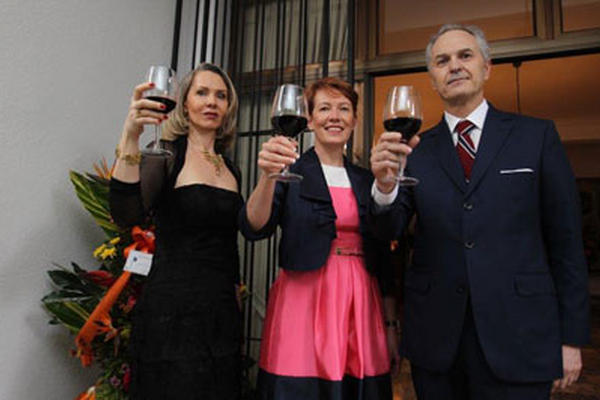 Ana María Franc, Elizabeth Ugalde y Philippe Franc, embajador de Francia en Guatemala. (Foto Prensa Libre: Edwin Castro)