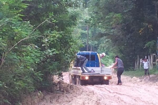 Picop ATASCADO el sábado   recién pasado por la mañana, en uno de los numerosos fangales del tramo carretero Nueva San José-El Remate,  Petén.