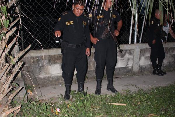 Técnicos del Ministerio Publico localizaron alrededor de la escena del  crimen un arma de fuego calibre 45 mm, la cual al parecer era la que  portaban los malhechores y una motocicleta sin placas.