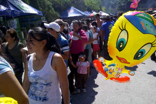 Las familias recorren las exposiciones que hacen conciencia sobre el cuidado del lago. (Foto Prensa Libre: Angel Elías)