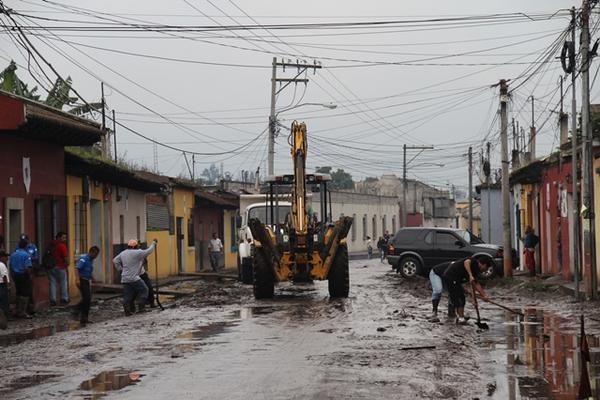 Maquinaria de Antigua y Jocotenango remueven lodo en una de las calles afectadas. (Foto Prensa Libre: Miguel López)<br _mce_bogus="1"/>