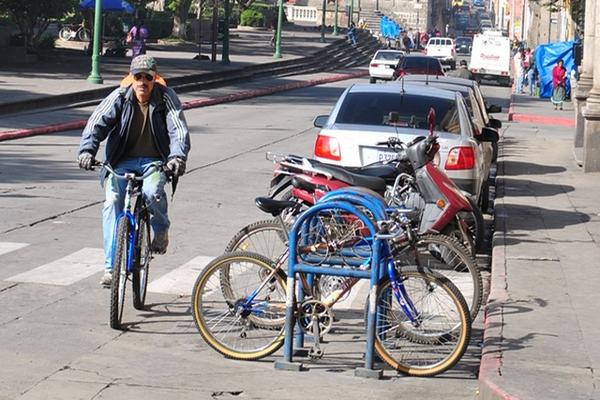 Frente al parque central de la cabecera altense hay un parqueo para  bicicletas,  instalado por la Asociación Sacándole Brillo a Xela. (Foto  Prensa Libre: Alejandra Martínez)