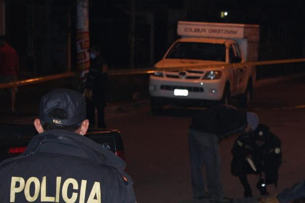 Autoridades revisan el lugar donde fue asesinado un hombre de origen hondureño esta madrugada <strong>(Foto. Prensa Libre. Víctor Chamalé)</strong><br _mce_bogus="1"/>