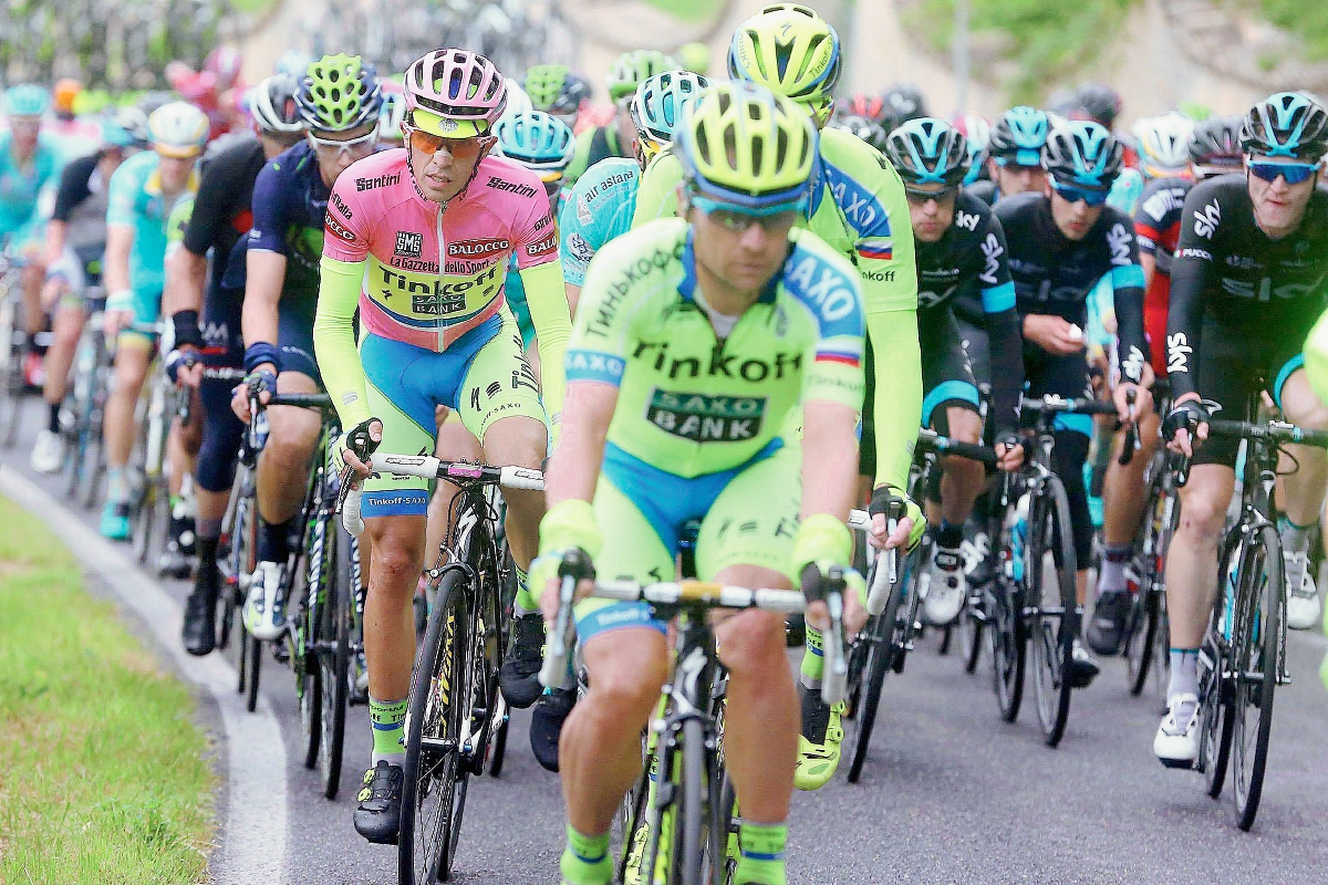 Contador logró mantener la “maglia” rosa este sábado. (Foto Prensa Libre: EFE)