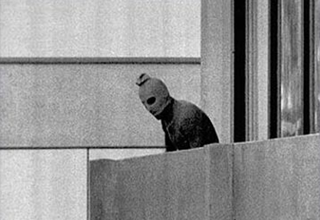 Un encapuchado miembro de la banda terrorista Septiembre Negro que atentó contra los Juegos Olímpicos de Munich 1972. (Foto: Hemeroteca PL)