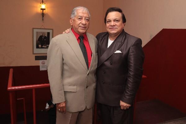 Periodista Jaime  Córdova, junto al cantante Roberto Rey, invitado para animar la ceremonia. (Foto Prensa Libre: Edwin Castro)