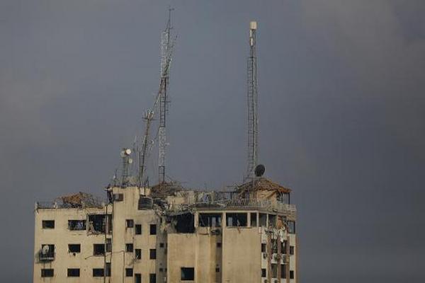 El complejo que alberga las oficinas de la radiotelevisión de Hamas Al  Aqsa en Gaza,  tras ser bombardeado por Israel. (Foto Prensa Libre:  AFP).