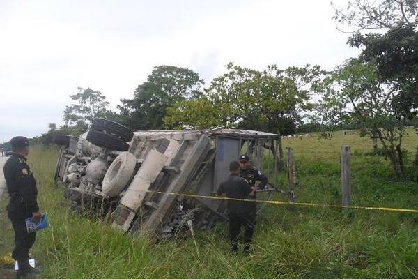 Autoridades en el lugar donde volcó el camión que transportaba los cigarillos de contrabando. (Foto Prensa Libre: Rigoberto Escobar)<br _mce_bogus="1"/>