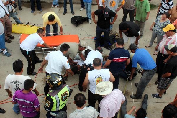 Vecinos y socorristas auxilian a un trabajador.