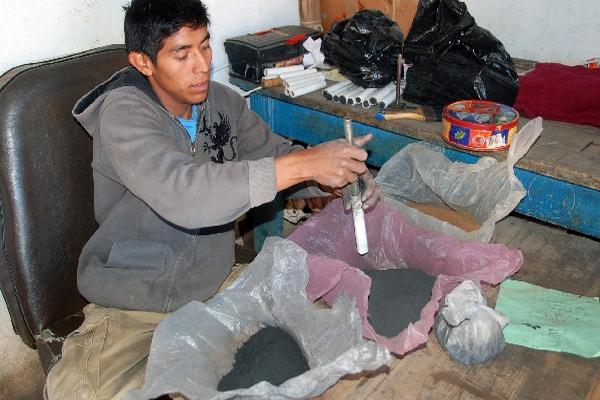 Mezcla de pólvora en la fábrica de pirotecnia La Universal, en San Andrés Xecul.