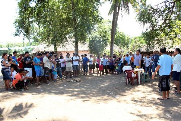 Habitantes de la aldea El Chico dialogan acerca de supuestos ilícitos por  parte de autoridades.