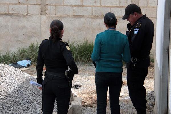 El cadáver fue dejado por desconocidos en un callejón de la zona 1 de La Esperanza. (Foto Prensa Libre: Carlos Ventura)<br _mce_bogus="1"/>