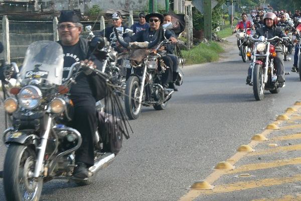 Motociclistas circulan en una calle de Puerto  Barrios, Izabal.