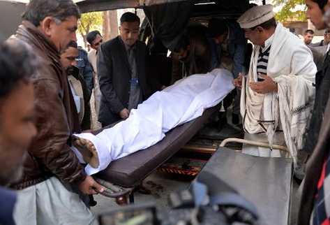 El cuerpo de una víctima del atentado perpetrado por los talibanes, en Rawalpindi, Pakistán. (Foto Prensa Libre: AFP).