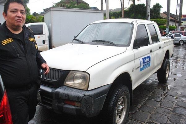 Picop en el que se desplazaban Joaquín Lorenzo y el auxiliar fiscal del MP Luis Alberto Oxlaj, en Champerico. (Foto Prensa Libre: Jorge Tizol)