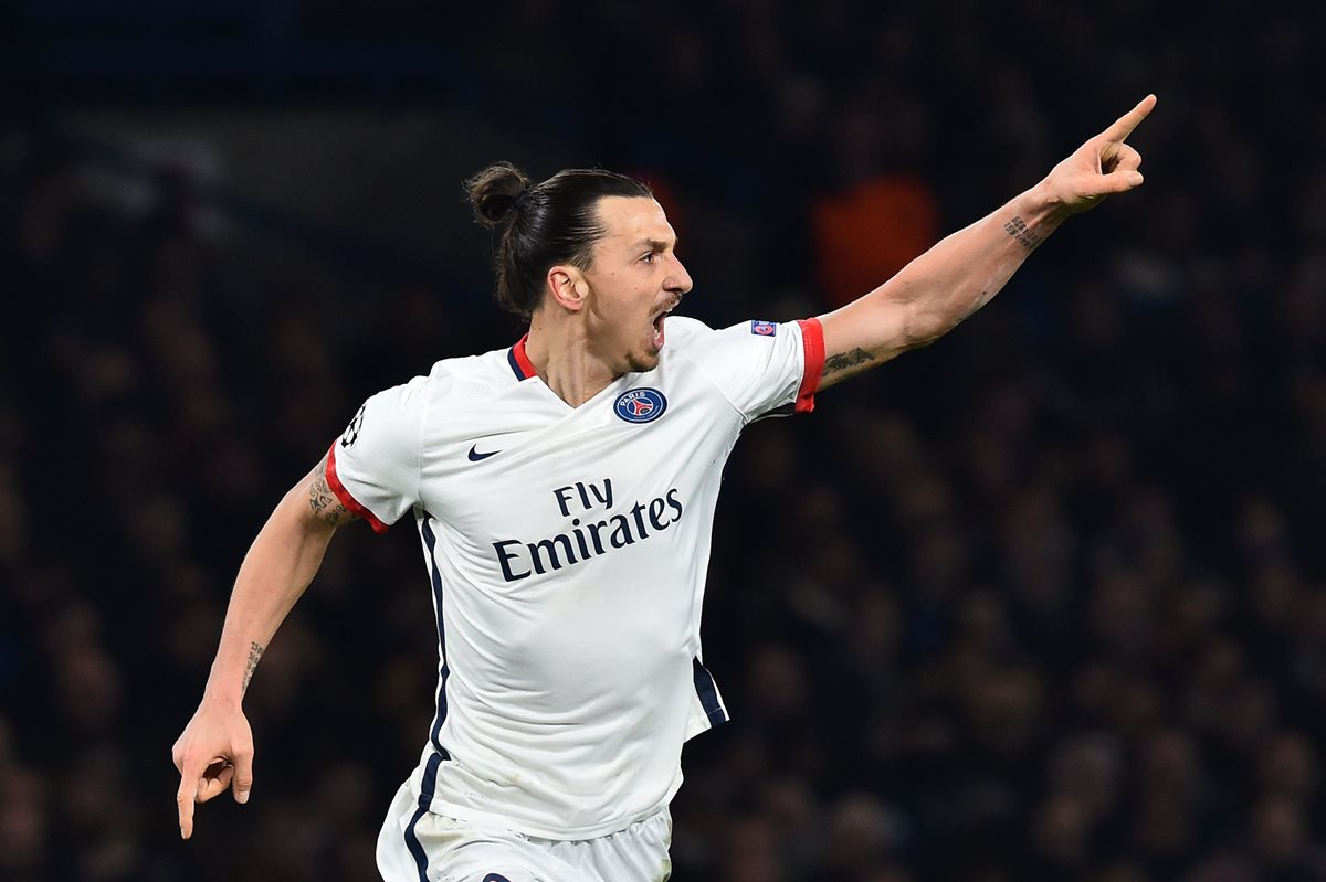 La estrella del París SG, Zlatan Ibrahimovic, lidera el grupo de jugadores convocados para la Eurocopa. (Foto Prensa Libre: AFP)