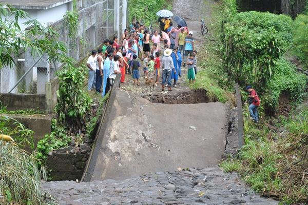 Los  pobladores  quedaron  incomunicados  debido  al colapso del puente Oxoná en  San Sebastián, Retalhuleu. ( Foto Prensa Libre: Jorge Tizol)