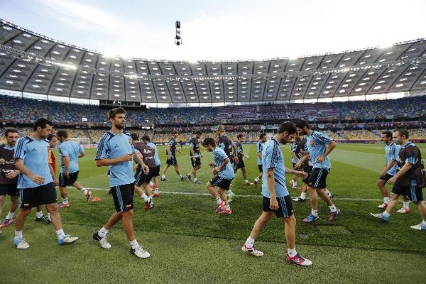 Los italianos también efectuaron movimientos en el estadio Olímpico. (Foto Prensa Libre: AP)