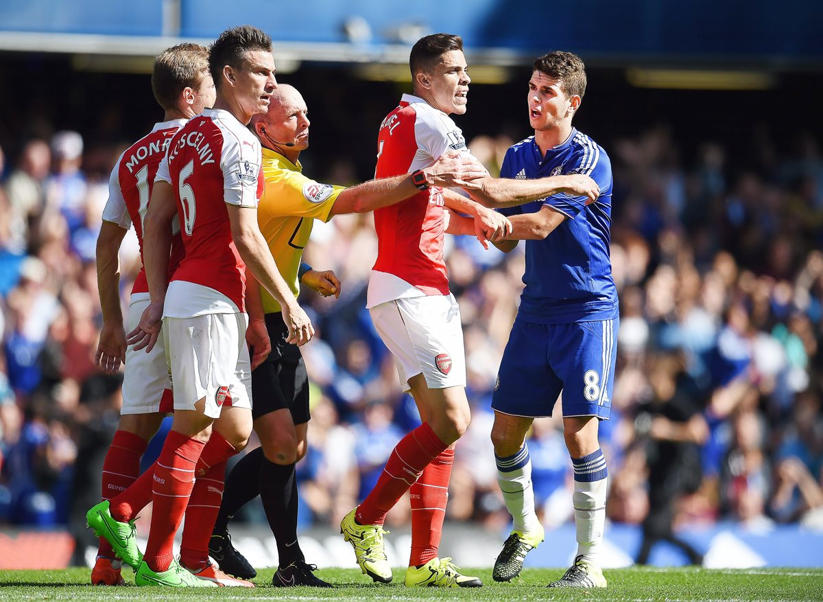 Diego Costa y Gabriel protagonizaron una pelea que le costó la sanción por conducta antideportiva. (Foto Prensa Libre: EFE)