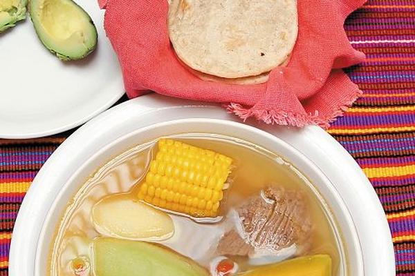 Caldo de res, comida guatemalteca. (Foto Prensa Libre: Érick Ávila/ La Antigua Estación)<br _mce_bogus="1"/>