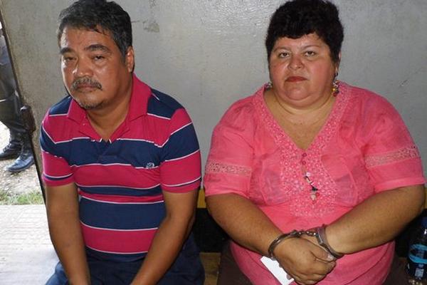 Un hombre y una mujer fueron detenidos por el delito de asociación ilcíta en Poptún, Petén. (Foto Prensa Libre: PNC)