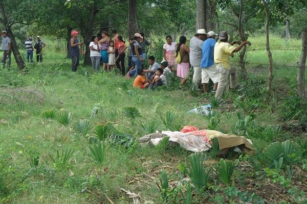 Vecinos encontraron el cadáver a orillas de un río. (Foto Prensa Libre: Edwin Paxtor)