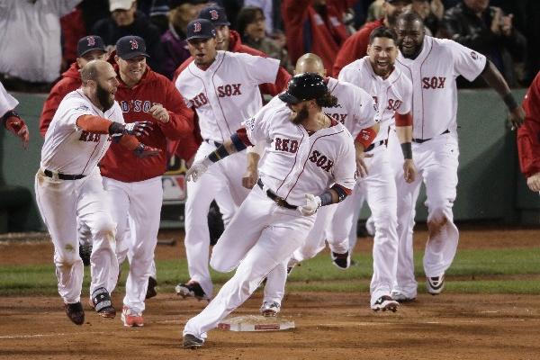 El pelotero Jarrod Saltalamacchia —centro — es perseguido por sus compañeros para celebrar. (Foto Prensa Libre: AP)