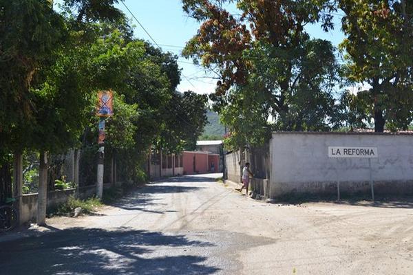 Las calles de La Reforma, Huite, Zacapa lucen desiertas, luego de la captura esta mañana de Elio Lorenzana. Pobladores no salieron por temor a que continuaría el operativo en la zona. (Foto Prensa Libre)<br _mce_bogus="1"/>