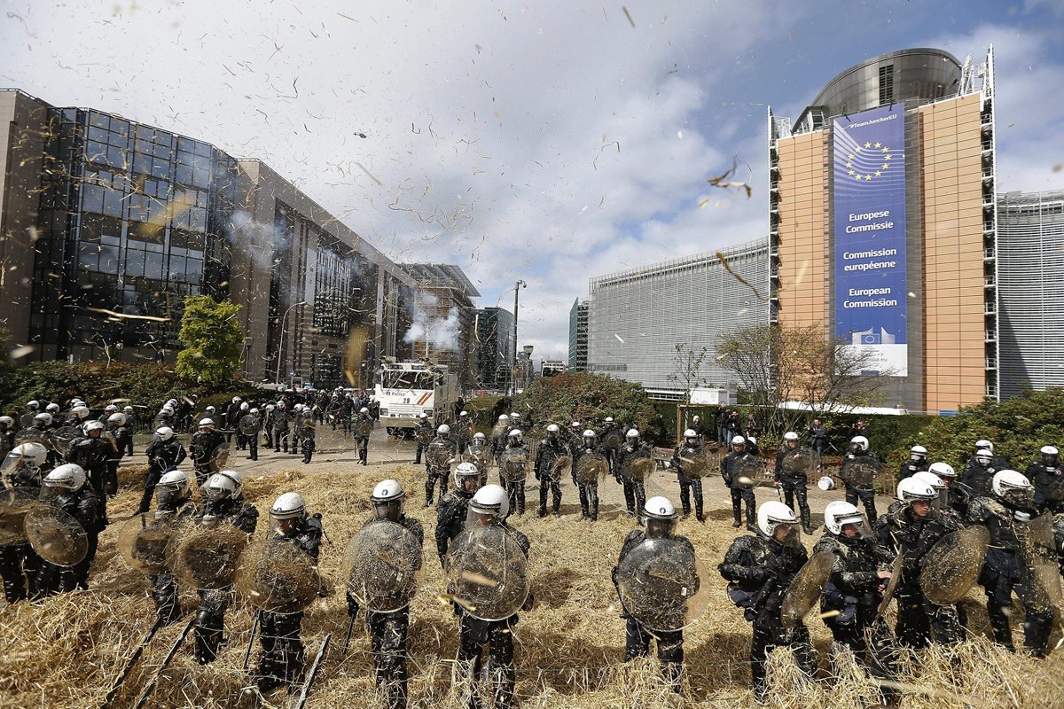 Policías protegen la sede de la Comisión Europea en Bruselas, ante protestas de agricultores efectuadas hoy.  (PL-EFE)