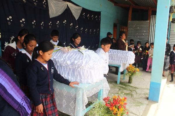 Estudiantes velan a hermanos en escuela.