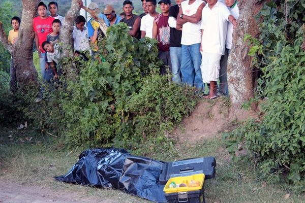 Pobladores observan cadáver de agricultor, en Mataquescuintla, Jalapa. (Foto Prensa Libre: Hugo Oliva)<br _mce_bogus="1"/>