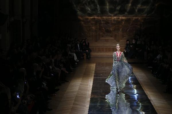 MODELO LUCE  un vestido plisado del diseñador venezolano Óscar Carvallo. (Foto Prensa Libre: AP)