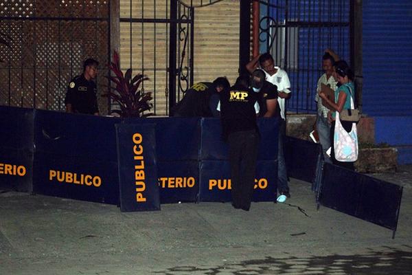 El hombre fue atacado a balazos cuando salía de una agencia bancaria en Puerto Barrios, Izabal. (Foto Prensa Libre: Edwin Perdomo)