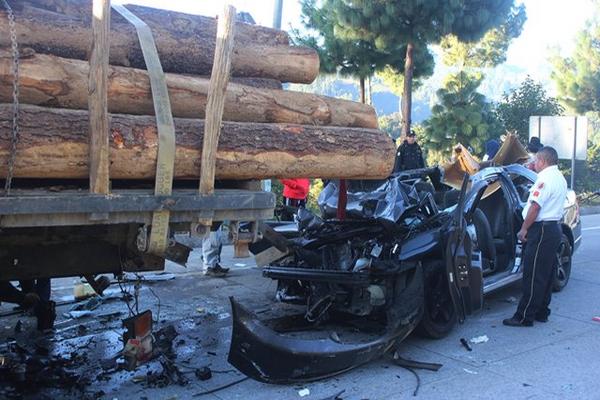 Rescatistas utilizaron equipo especial para sacar a los heridos del interior del automóvil. (Foto Prensa Libre: José Rosales)<br _mce_bogus="1"/>